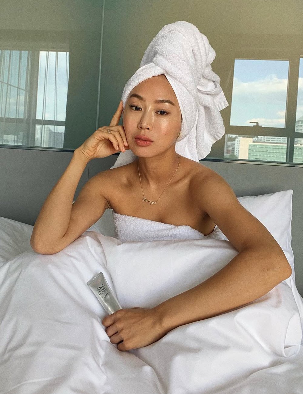 Modelo faz ritual de skincare coreano