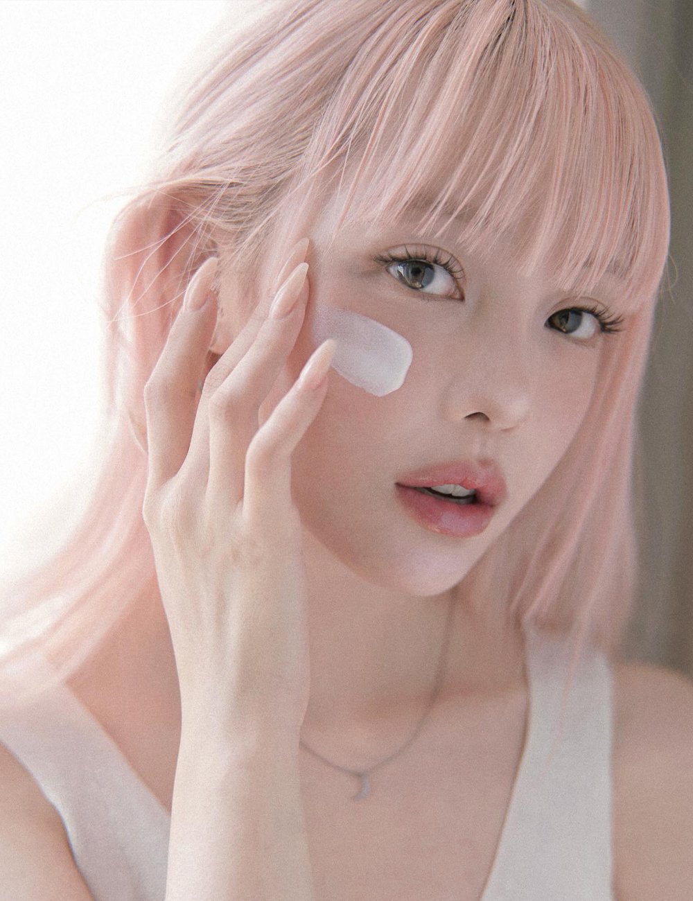 Modelo faz passo a passo da rotina de skincare coreana