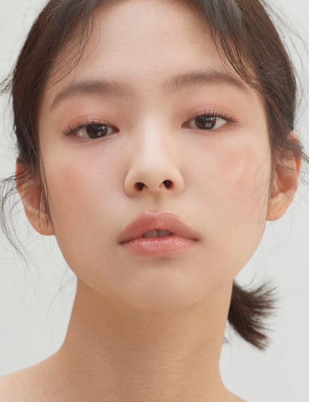 Jennie posa com pele viçosa