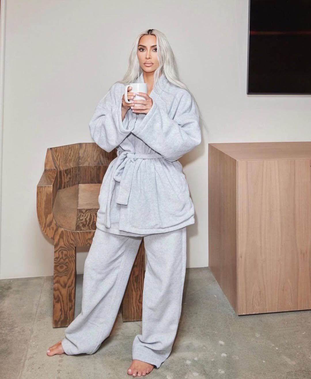kim kardashian usando conjunto de roupão cinza claro de inverno, antes de ter uma pele hidratada