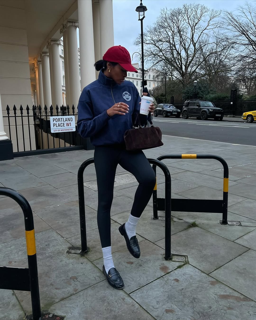 influenciadora usando look esportivo de moletom, legging, sapato social e boné, para combinar com smartwatch
