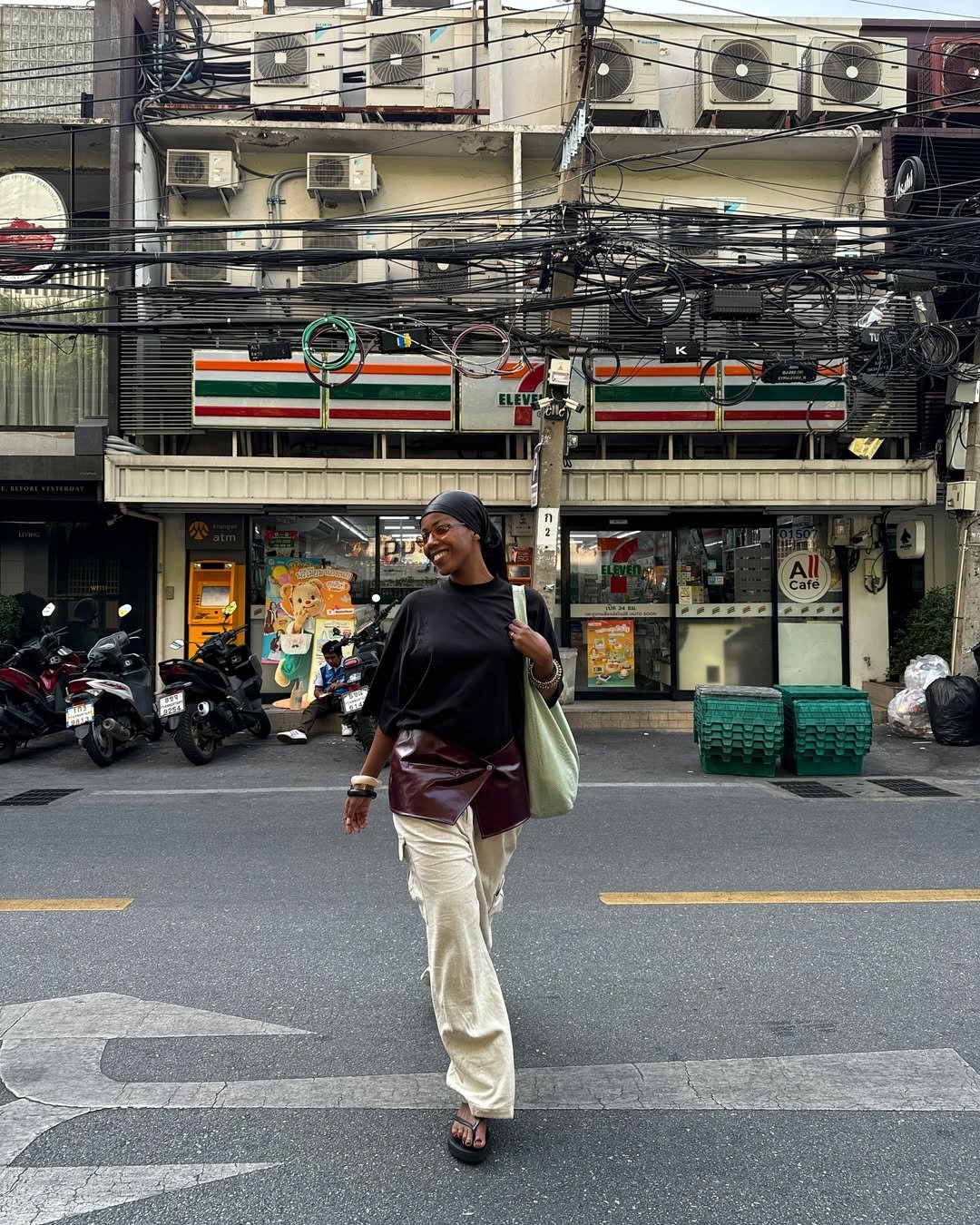 influenciadora usando t-shirt oversized, calça jeans e cinto, peças básicas de inverno