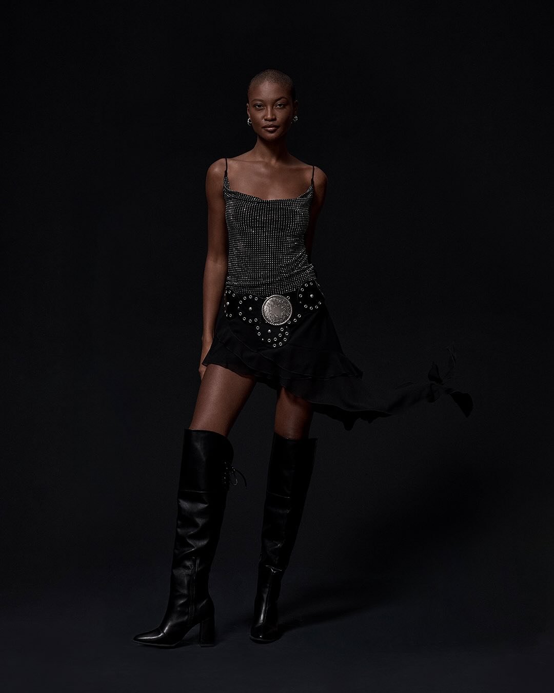 modelo de renner posando com look all black de saia, blusa de strass uma das inspirações de looks de festa junina estilosos