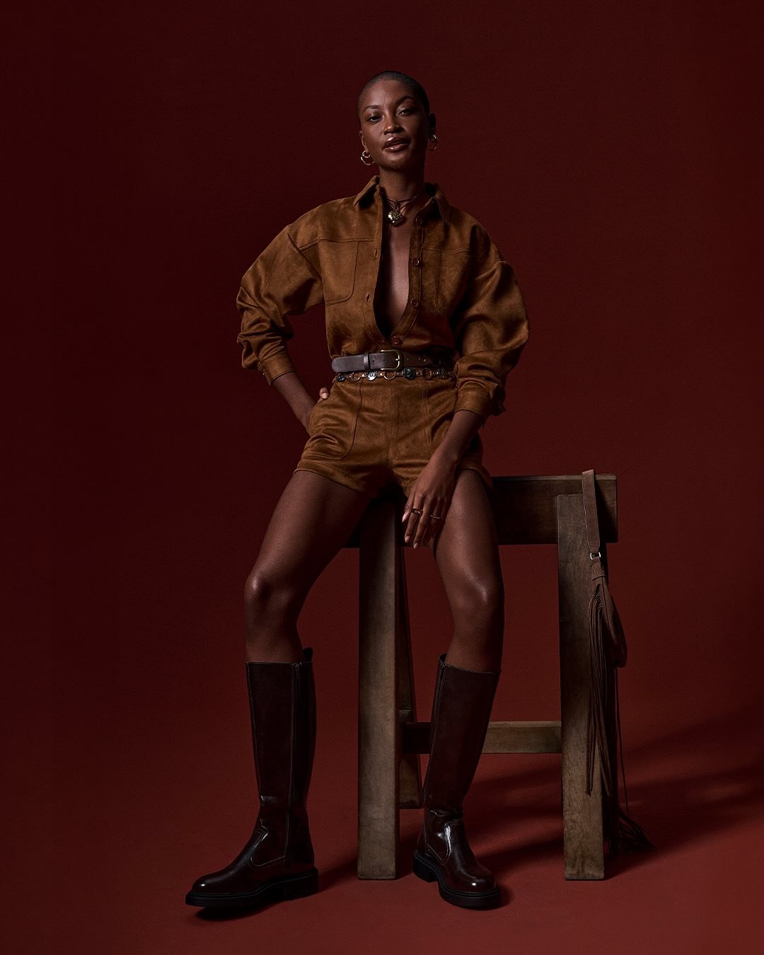 modelo de renner posando com look inteiro de suede marrom, uma das inspirações para looks de festa junina estilosos
