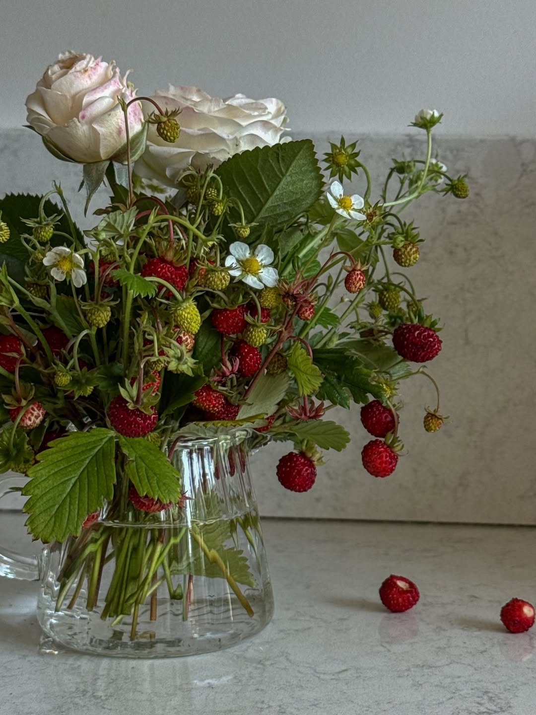buquet de flores e frutas que combina com tipos de perfume