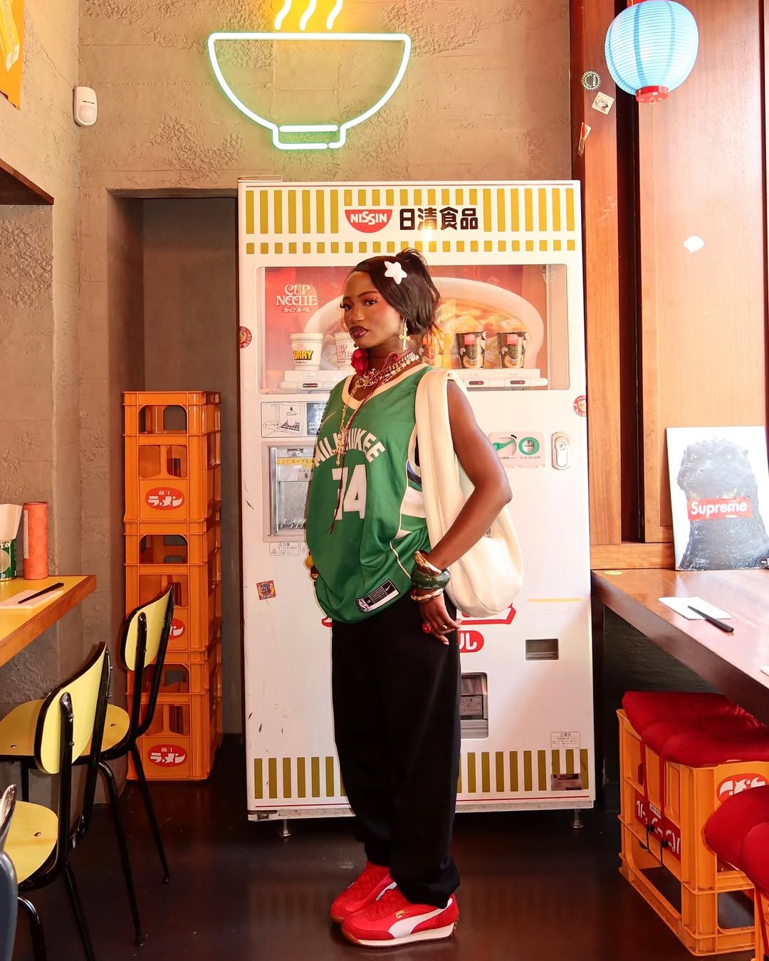 Pessoa usando camisa do basquete verde em restaurante estiloso. Tendências de basquete