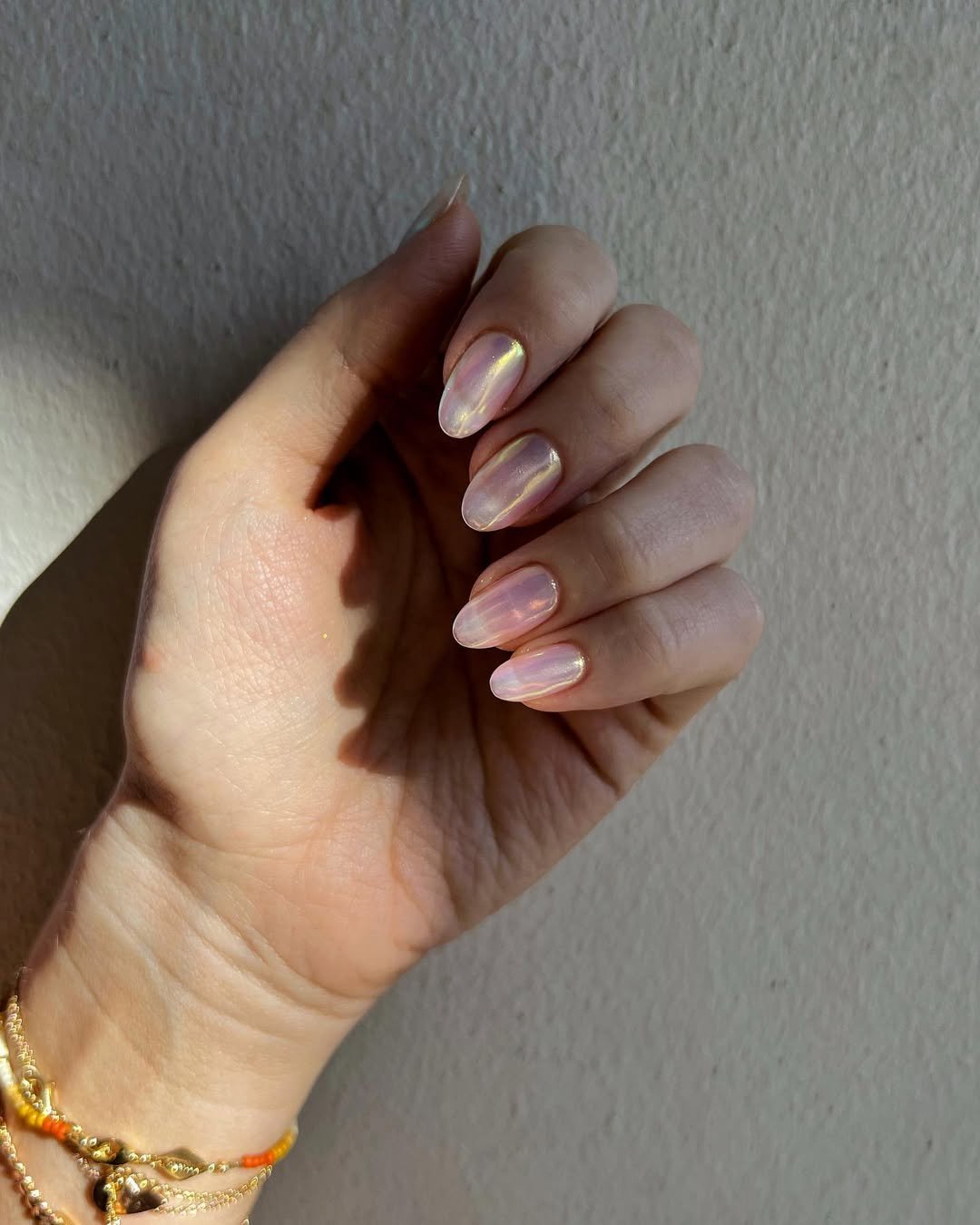 Unhas com design coreano, esmalte iridescente em tons pastel, criando um visual elegante e moderno.