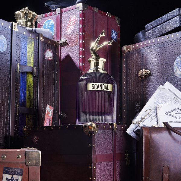 Jean Paul Gaultier apresenta Scandal Intense em nova campanha