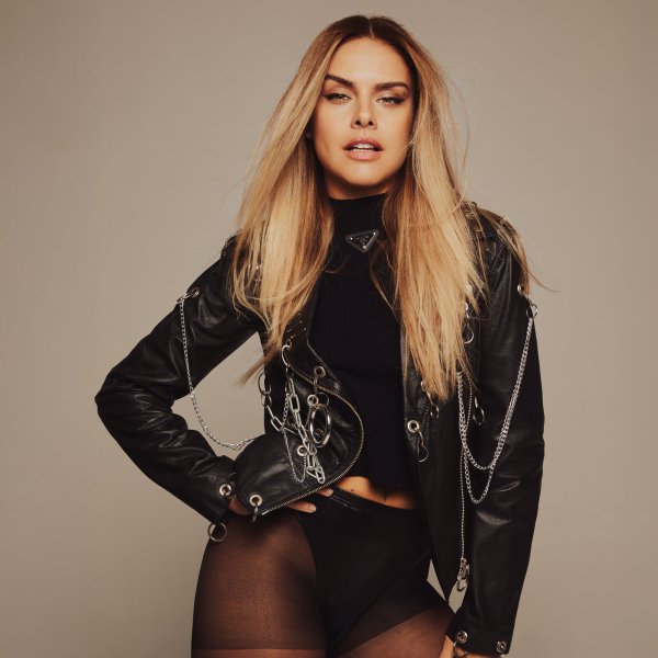 Um bate-papo com Paloma Bernardi sobre estilo, autocuidado e maturidade