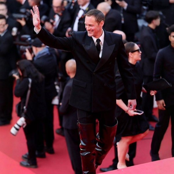 Os looks de Alexander Skarsgård para divulgação do filme Pillion