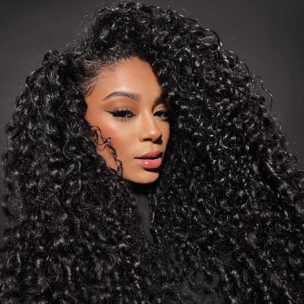 Mousse de cabelo cacheado: 12 opções para te ajudar na finalização perfeita