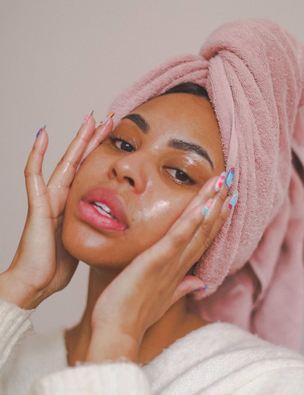 Após estudar os tipos de pele, modelo faz rotina de skincare focada nas necessidades dela