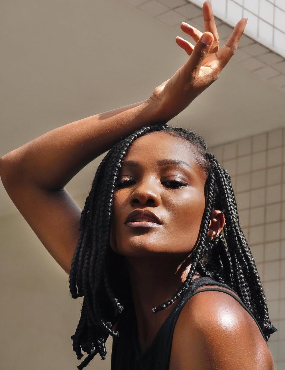 modelo exibe pele hidratada com rotina de skincare pensada para o tipo de pele dela