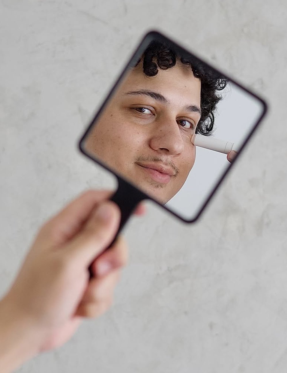 modelo faz rotina de skincare para o seu tipo de pele