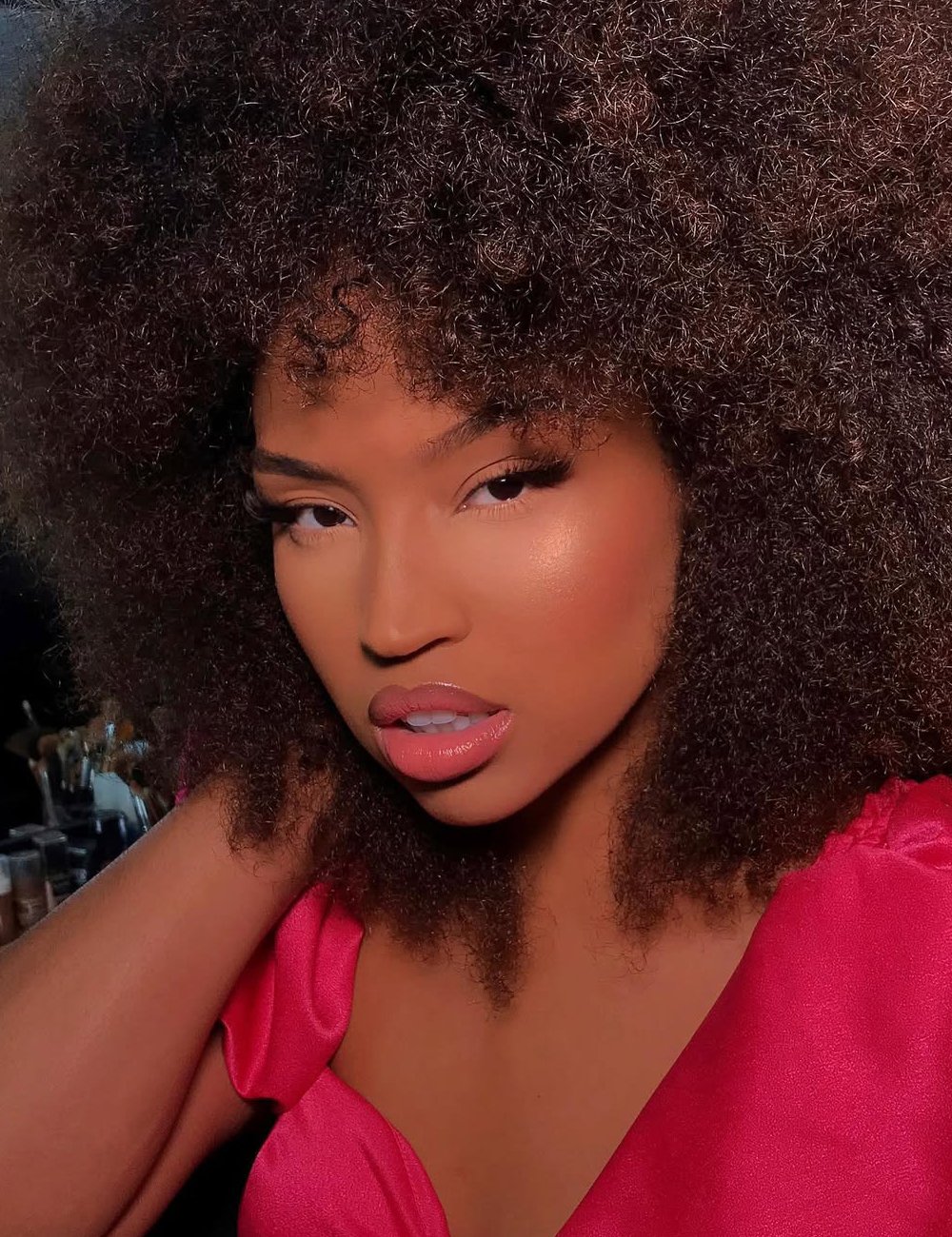 Modelo exibe cabelo natural após transição capilar