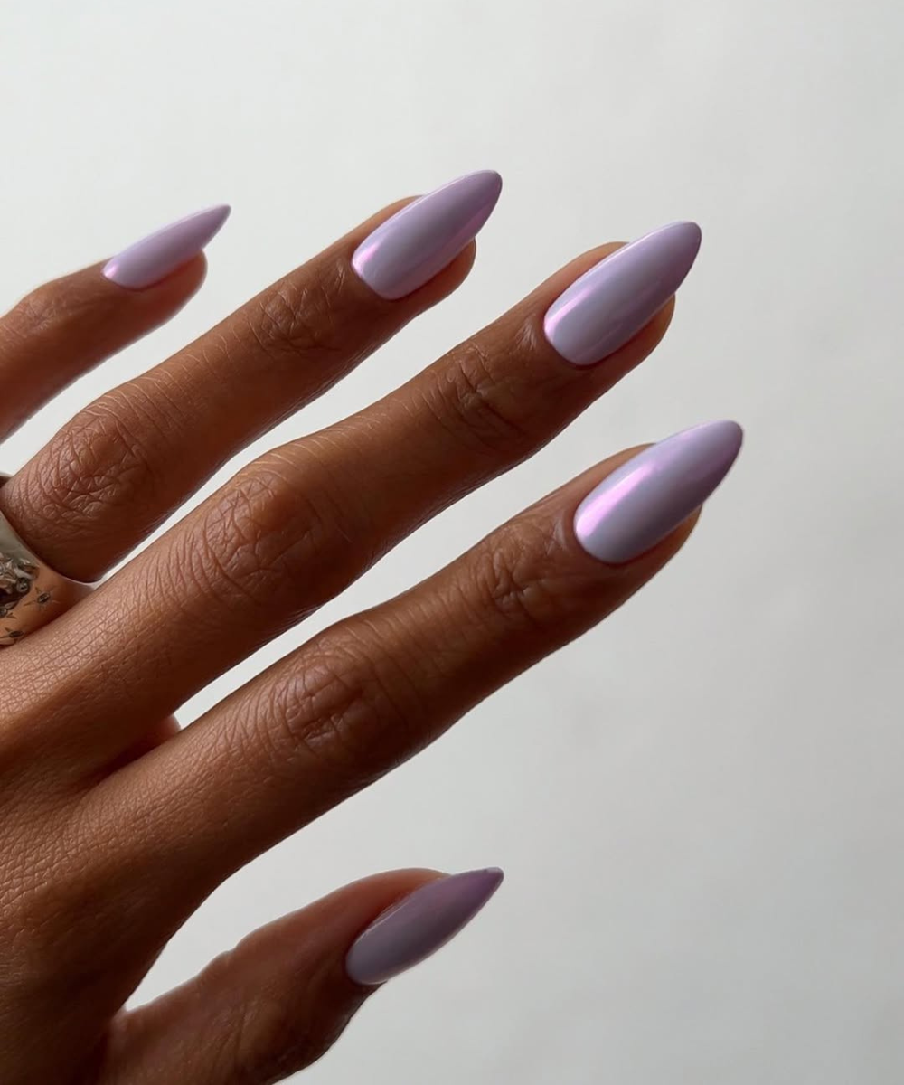 Unhas ovaladas em tom lilás suave, opção elegante para cores de unha para noivas.