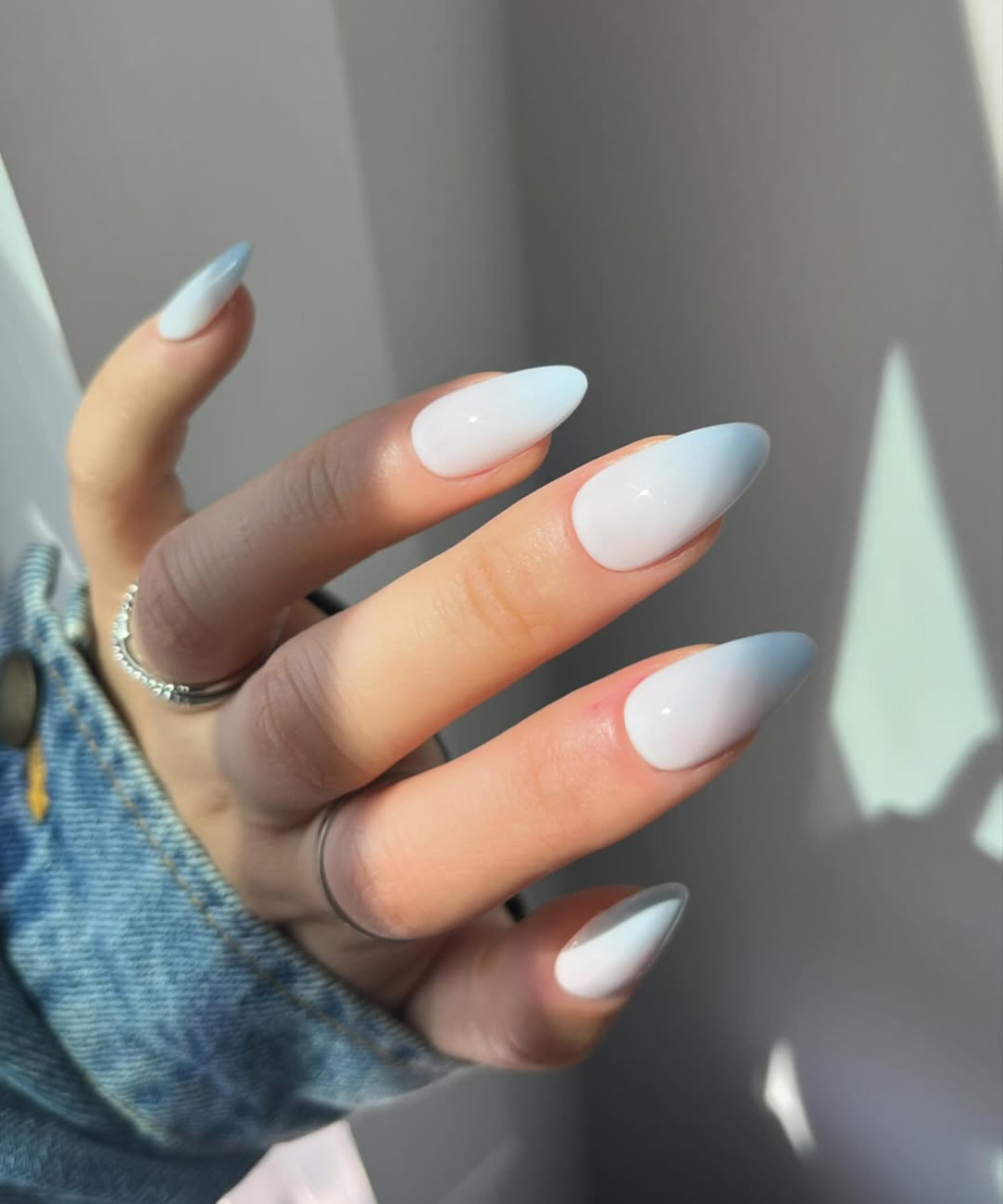 Unhas em formato amendoado pintadas de branco perolado, ideal para noivas.