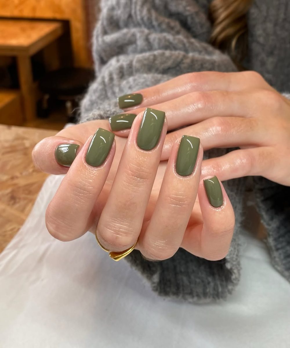 Unhas pintadas em tom verde oliva, sugestão de cores para noivas que buscam algo diferenciado.