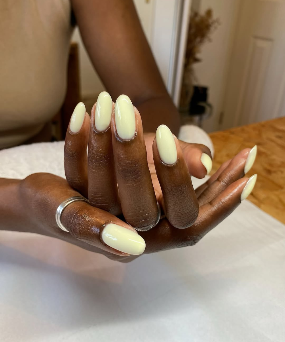 Unhas esmaltadas em tom suave, estilo elegante ideal para noivas.