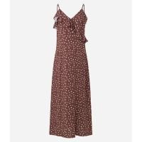 Vestido Reto Longo em Viscose Poá com Babado Marrom