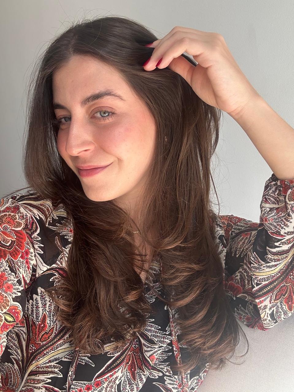 mulher posando com vestido estampado e cabelo liso depois do uso da linha liso dos sonhoos de elseve