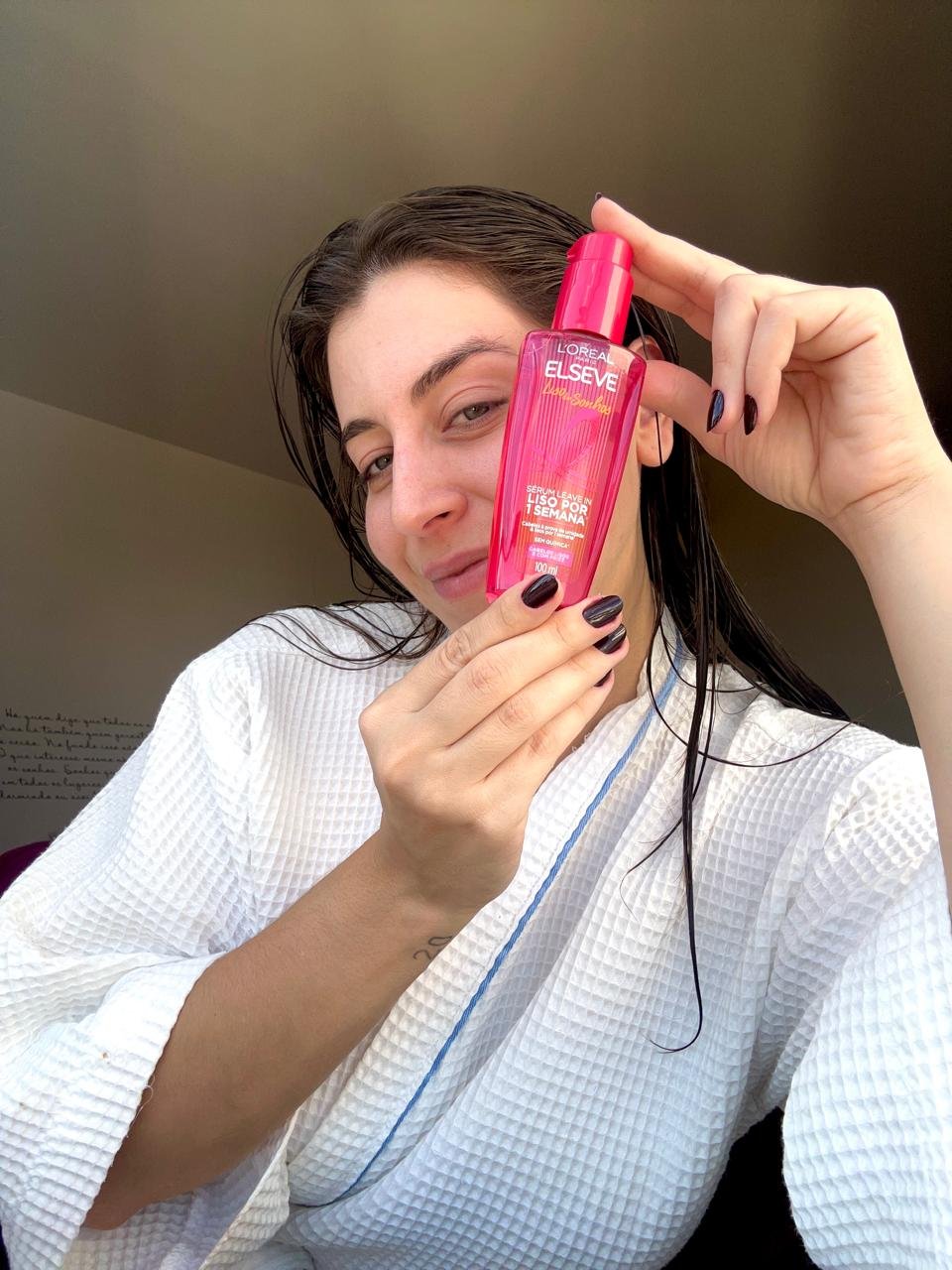 sofia posando com o serum da linha liso dos sonhos de elseve