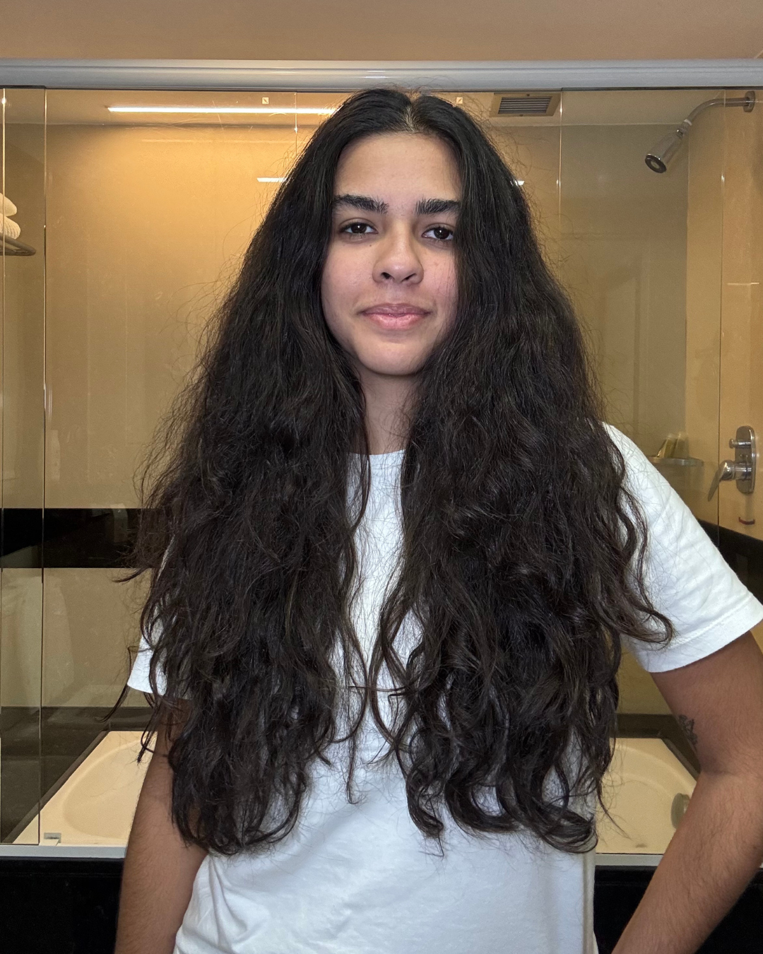 Malu Ferrari antes do uso da linha gloss absolu da kerastase, linha de brilho intenso para o cabelo