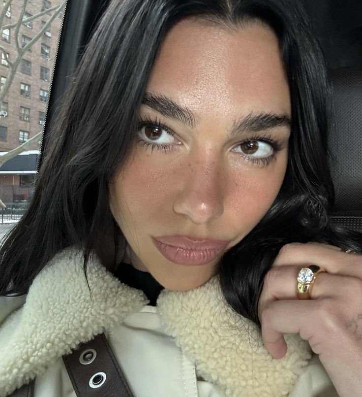 Descobrimos o truque de maquiagem da Dua Lipa