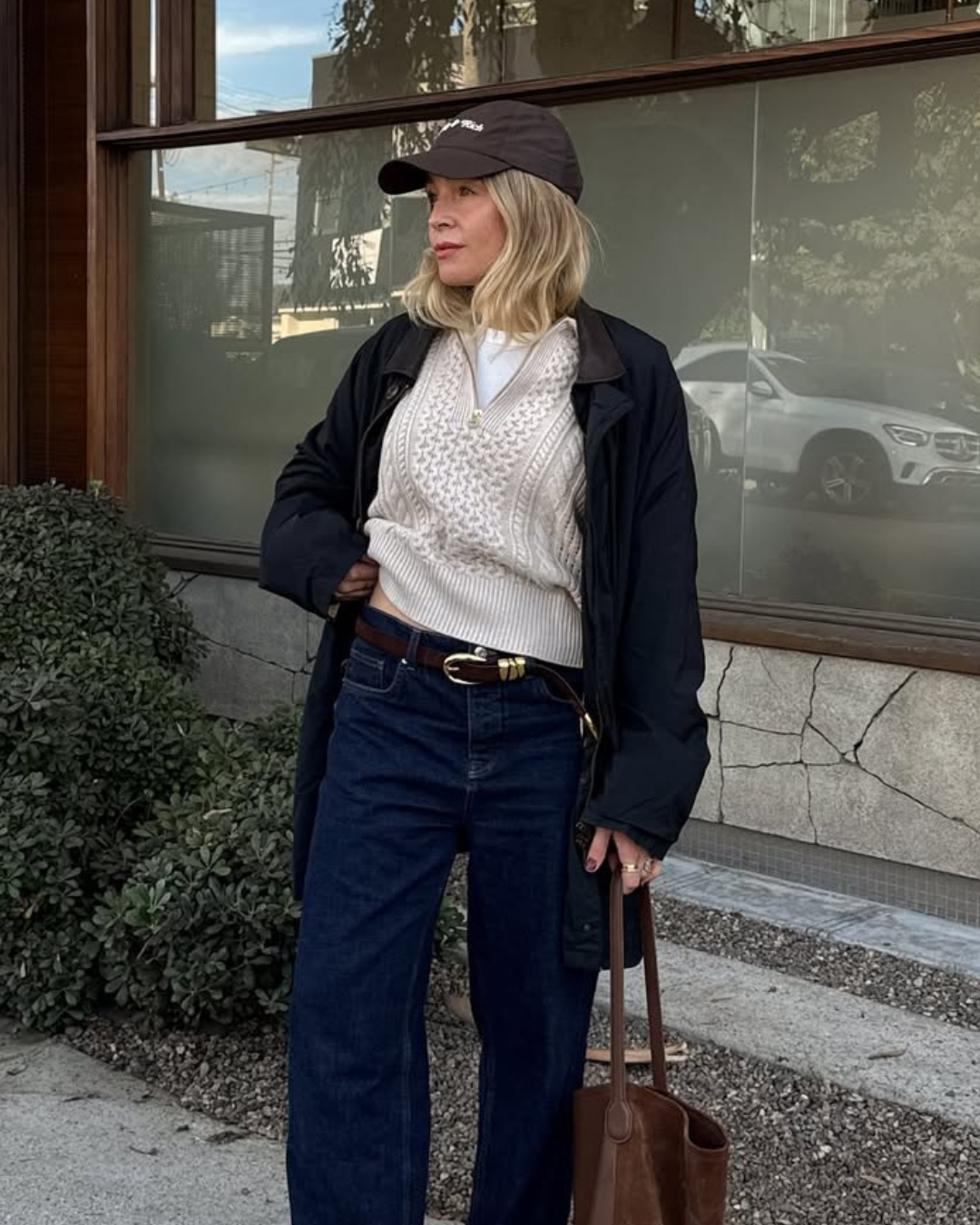 ashbegash - look all jeans, com suéter e boné, uma das combinações de looks estilosos com clogs