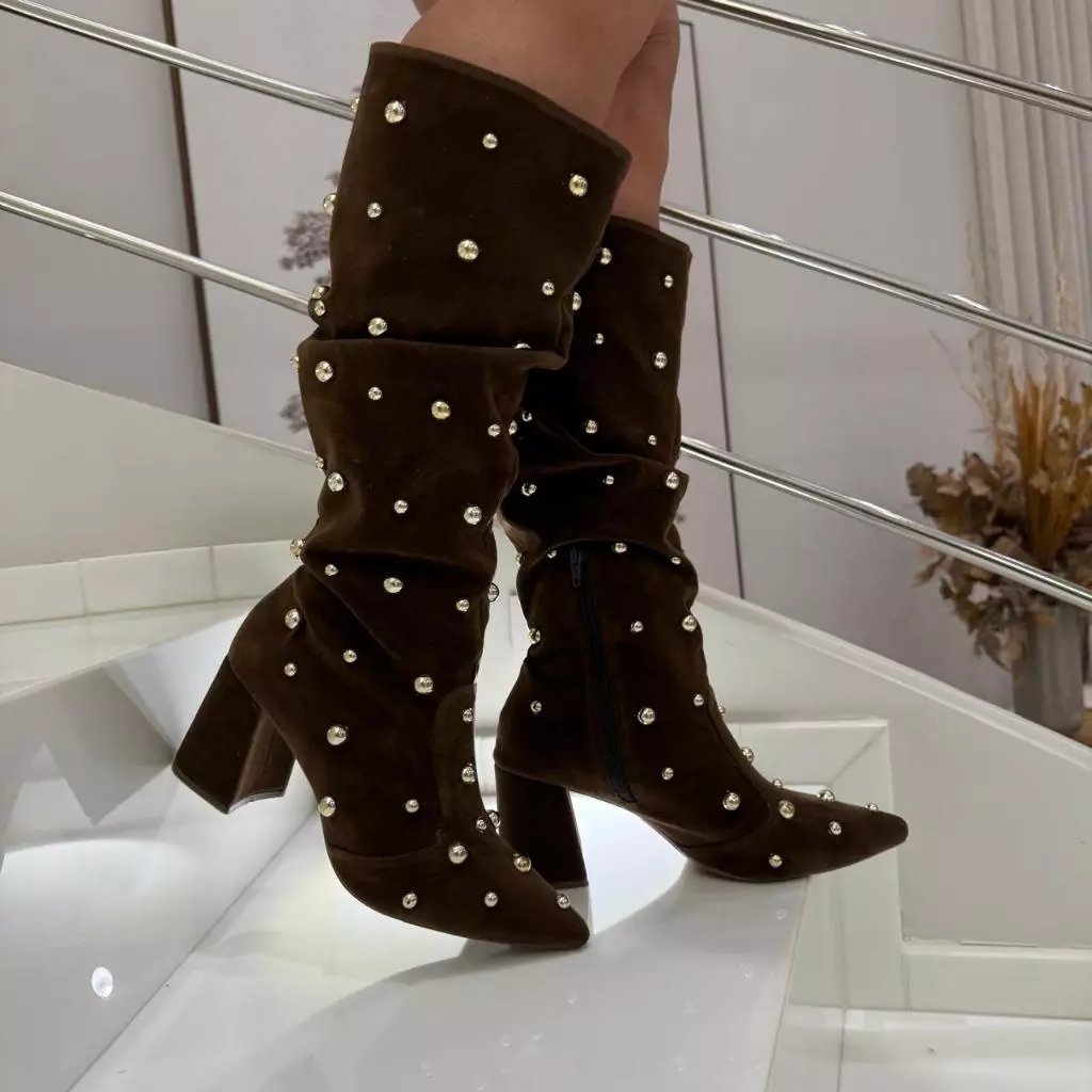 Bota Feminina Slouchy Enrugada com Aplicação Cano Alto Salto Geométrico Gro