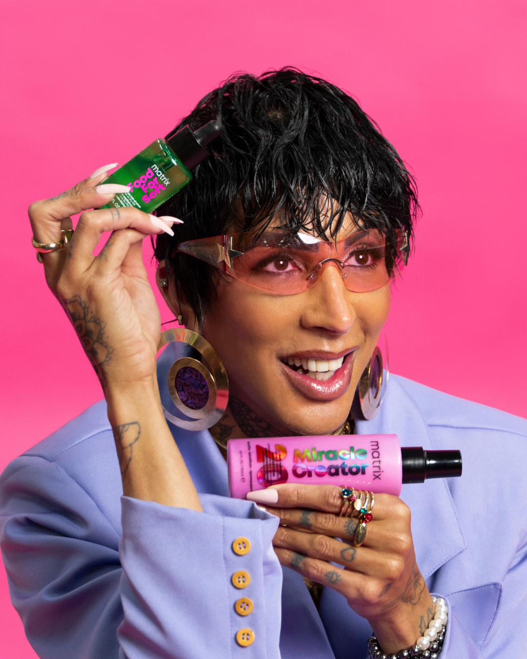 pepita posando com produtos de Matrix de L'Oréal
