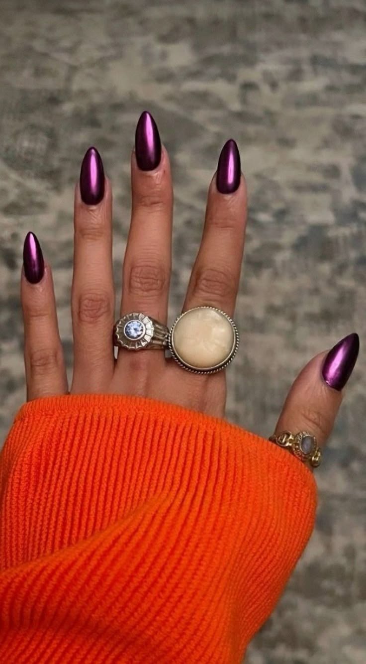 Cansada das unhas decoradas? Essas são as cores de esmalte do momento