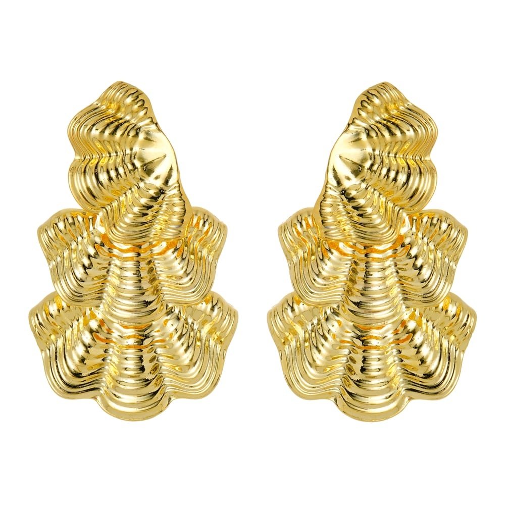 BRINCO DE PINO LONGO DE CONCHA EM METAL MARE BOHO DOURADO