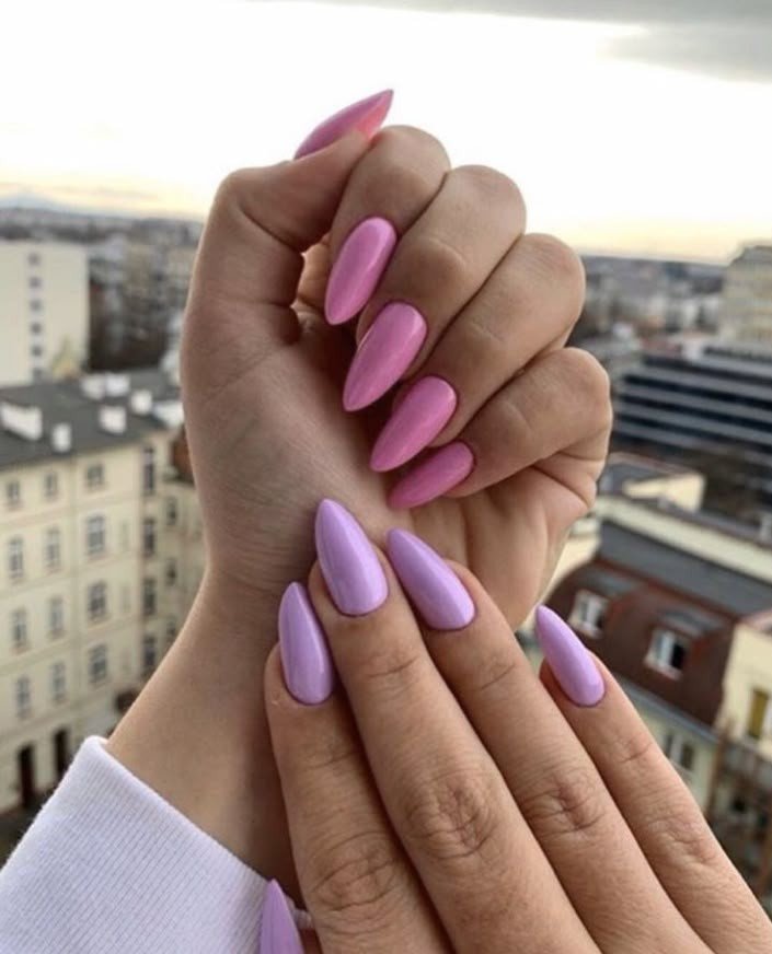 Cansada das unhas decoradas? Essas são as cores de esmalte do momento