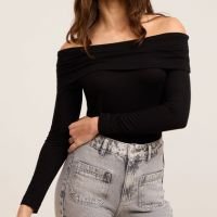 Blusa Ombro a Ombro em Viscose com Decote Virado Preto
