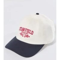 boné em sarja branco com aba curva azul-marinho e bordado vermelho escrito