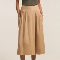 Calça Pantacourt Ampla em Tricoline com Bolsos Grandes Laterais Bege