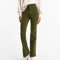 Calça Boot Cut em Sarja Cotelê com Textura Verde Oliva