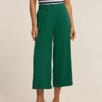 Calça Pantacourt em Viscose com Botões Frontais Verde