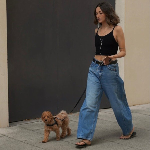 Calça com chinelo é a dupla da moda favorita das it girls