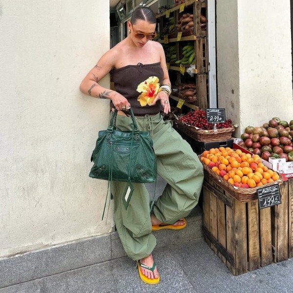 Não sei como te contar, mas a calça de nylon vai dominar os looks de 2025