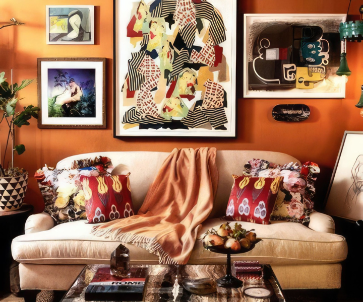 Sala de estar aconchegante com sofá eclético, almofadas coloridas e mantas. Paredes decoradas com quadros vibrantes.