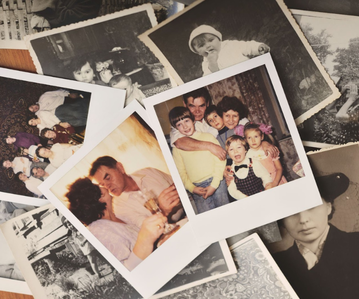 Fotos antigas mostram momentos familiares felizes, expressando nostalgia e afeto. Casa com cara de casa não se aplica aqui.