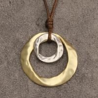 Colar de pingente de círculo duplo irregular, design único e elegante, pres