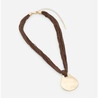 Colar Curto com Corrente de Cordão e Pingente de Forma Orgânica Fosco Marro