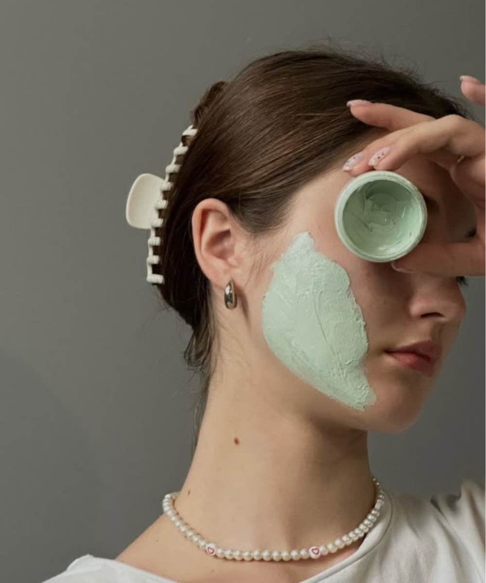 Máscara facial verde aplicada para cuidar da pele e ajudar no processo de como evitar espinhas.