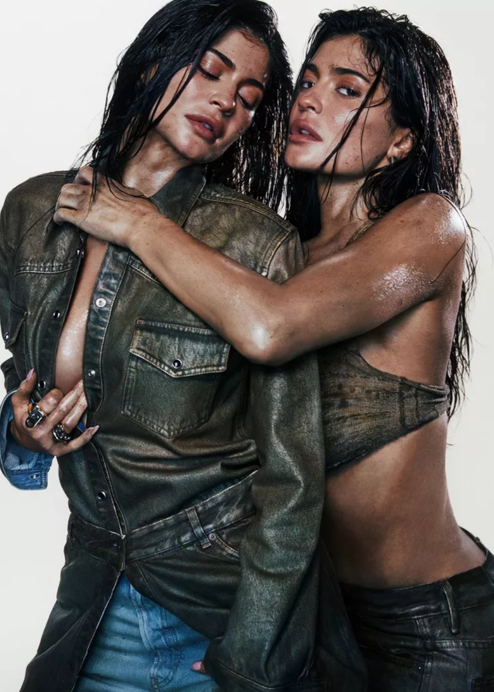 Duas pessoas com expressão intensa e visual estilizado, transmitindo caos performático.