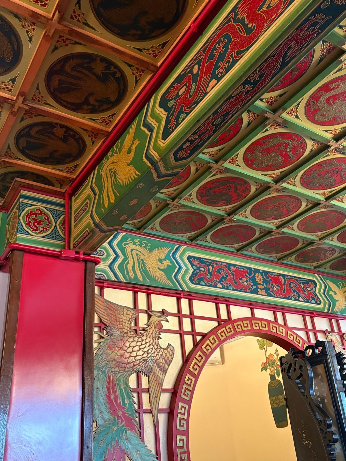 Teto decorado com padrões asiáticos e dragões em um ambiente cultural. Copacabana