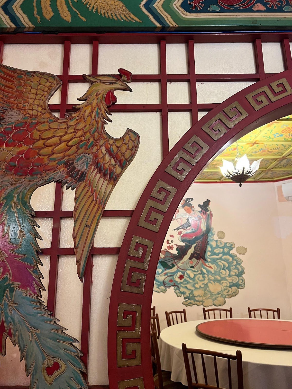 Pintura de fênix e mural colorido em sala decorada com temática asiática.