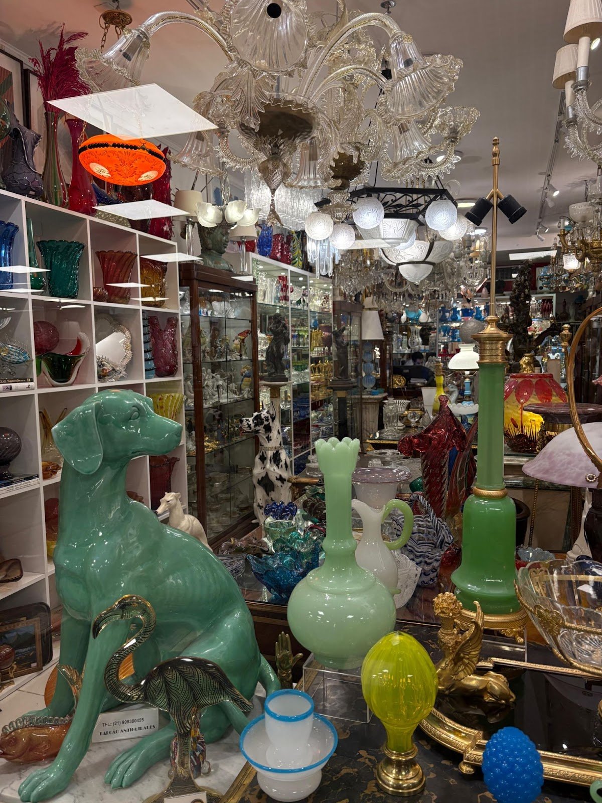 Loja de antiguidades com lustres de cristal e objetos de decoração, repletos de cores e detalhes. Copacabana.